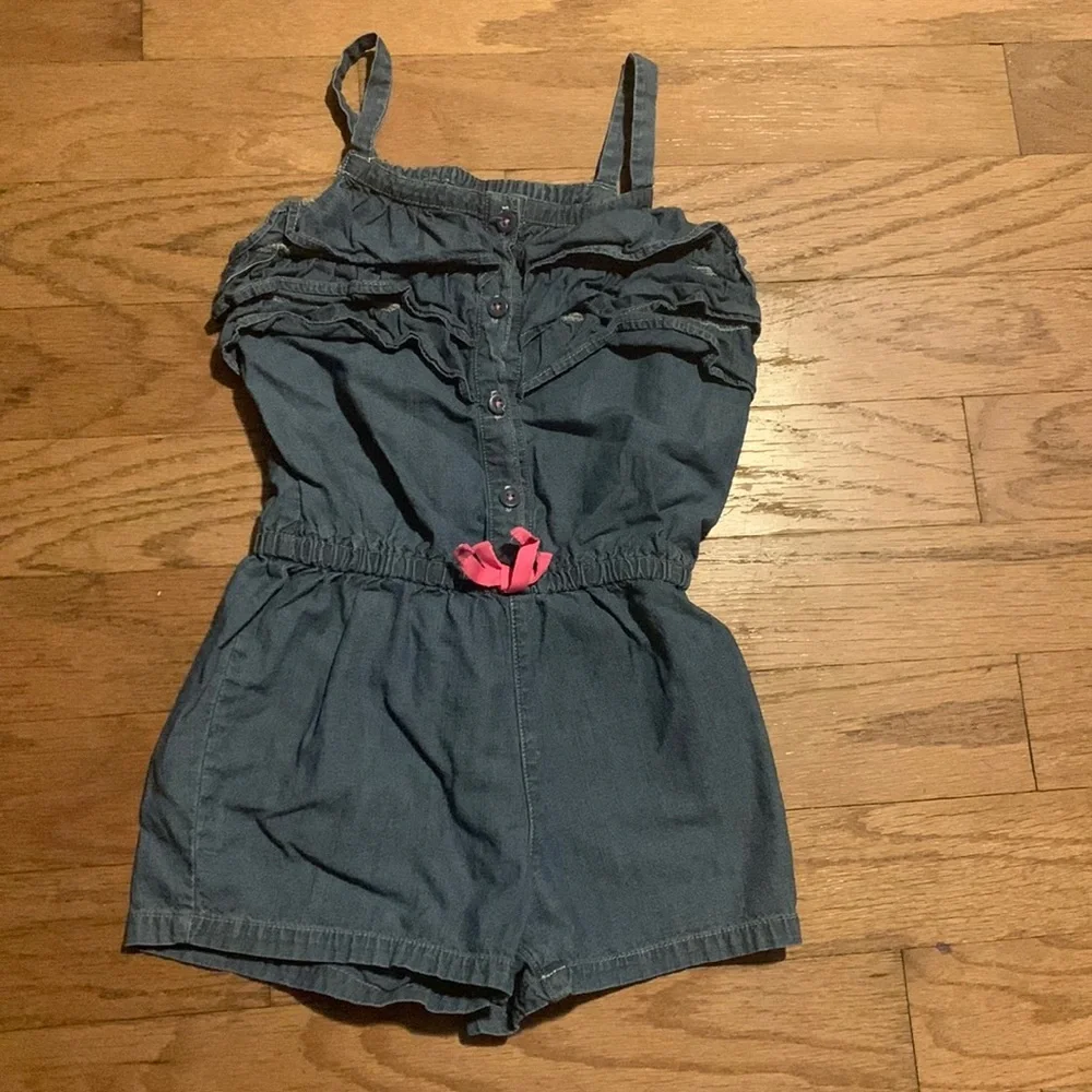OshKosh B’gosh girls‎ romper size 6.